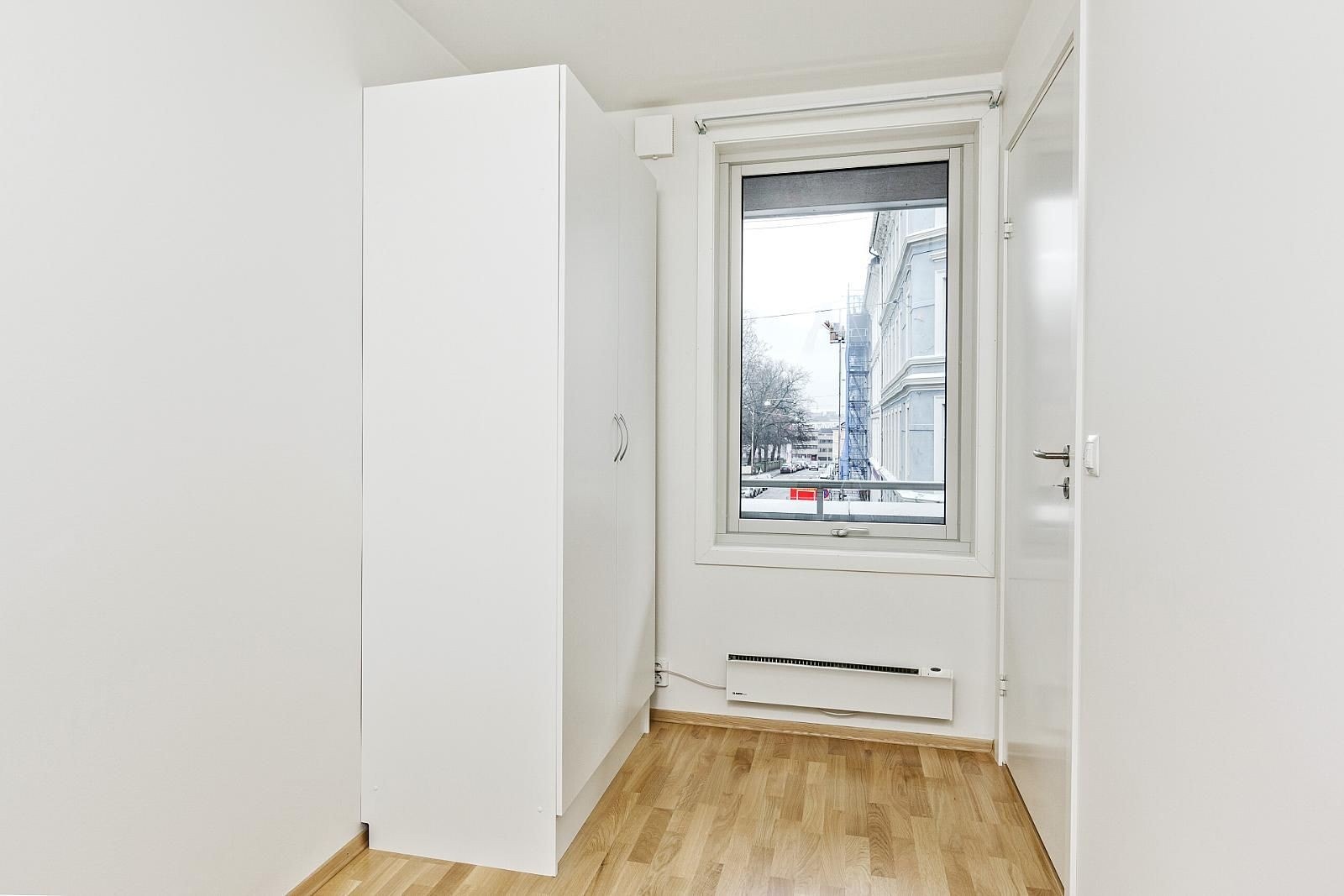 Soveorm 2 med skapplass. Rommet ligger vegg i vegg med stuen og har plass til dobbeltseng. Galleribilde