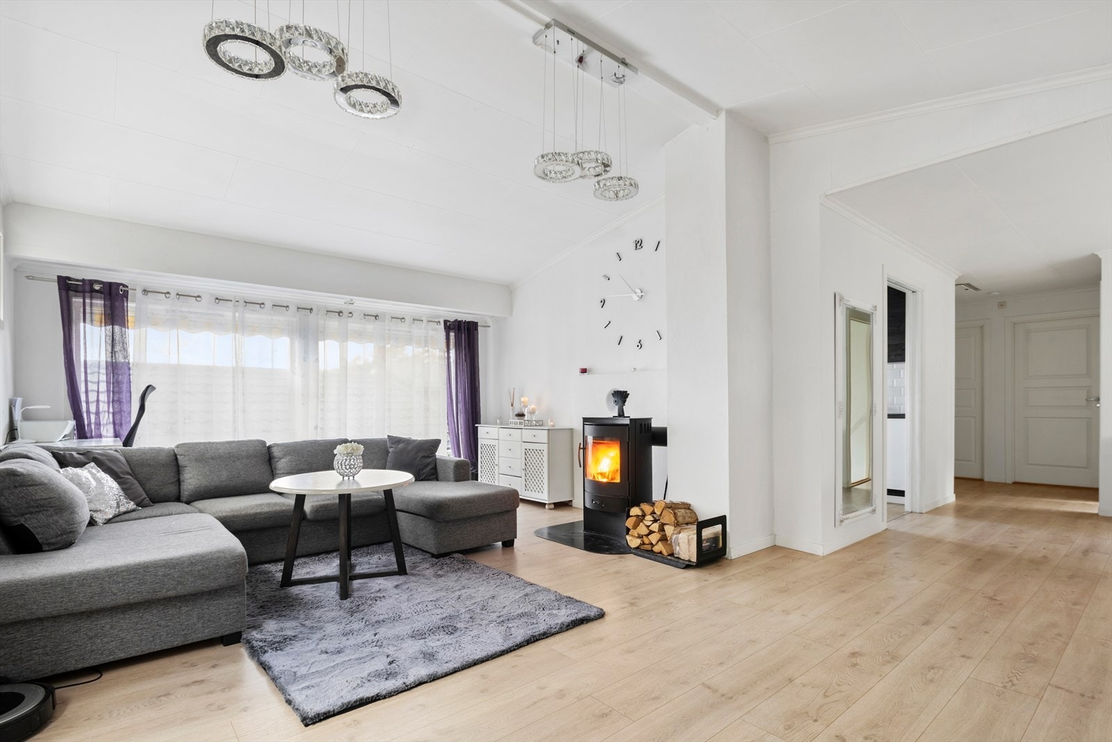 Stuen er lys og innbydende med store vindusflater som gir et fint lysinnslipp. Legg også merke til den gode takhøyden. Galleribilde