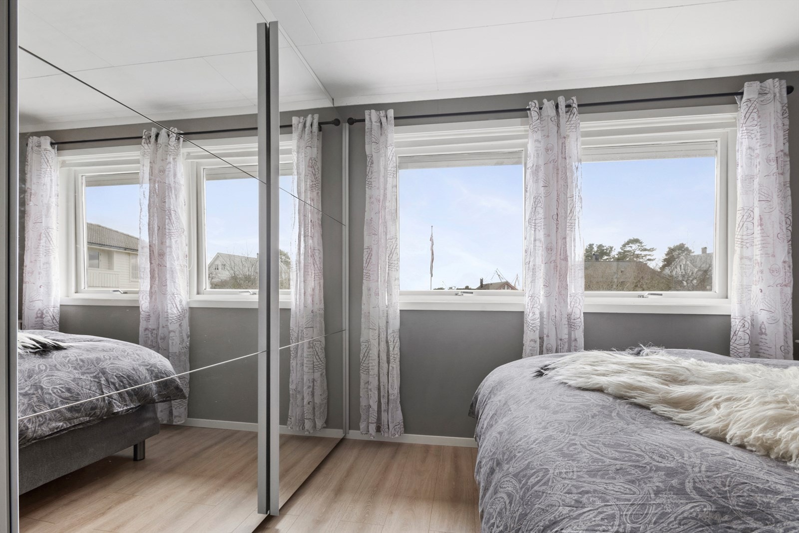 God lagringsplass i skyvedørsgarderobe. Galleribilde