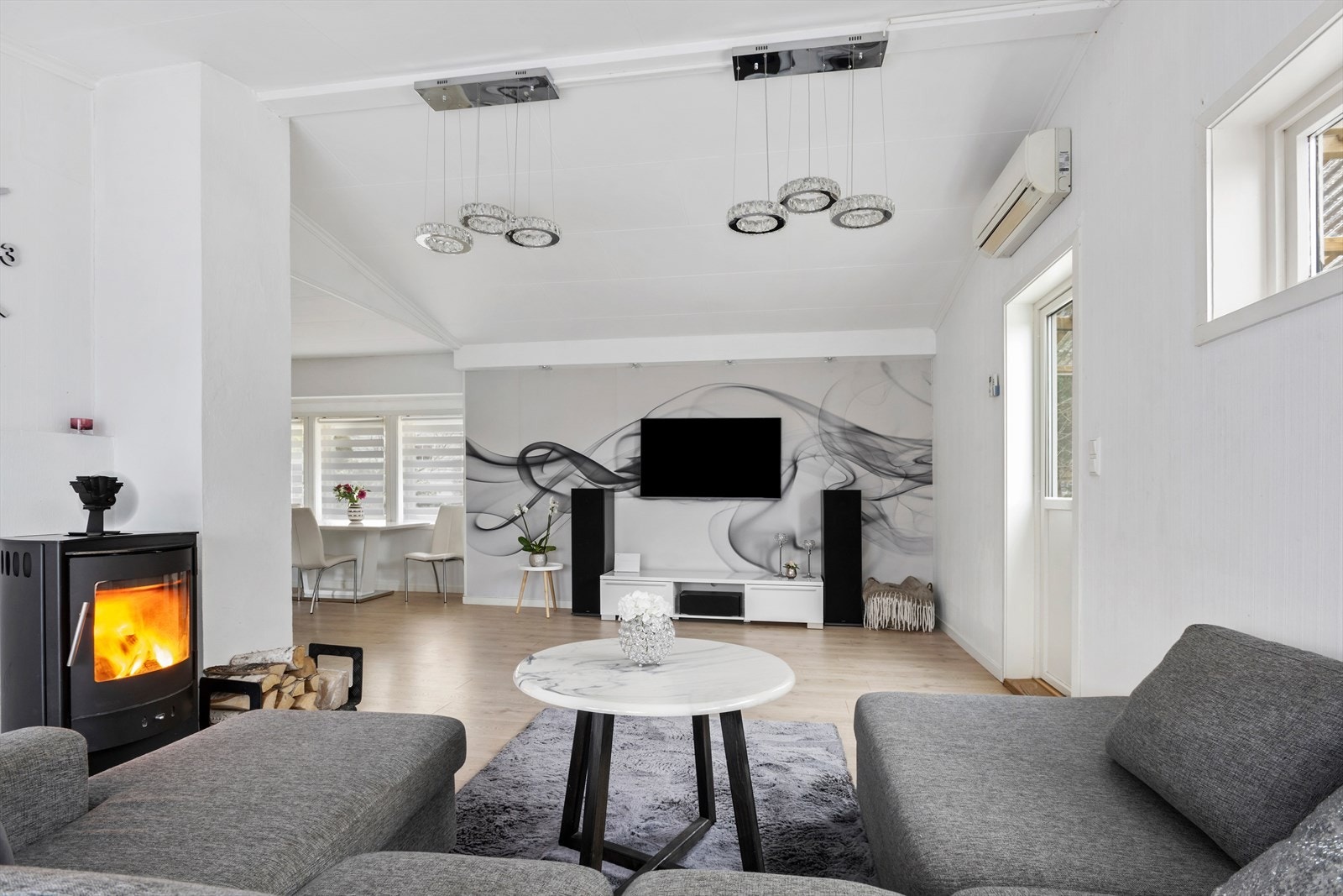 Overflatene består av laminatgulv, malt tapet og takplater i himlingen. Galleribilde