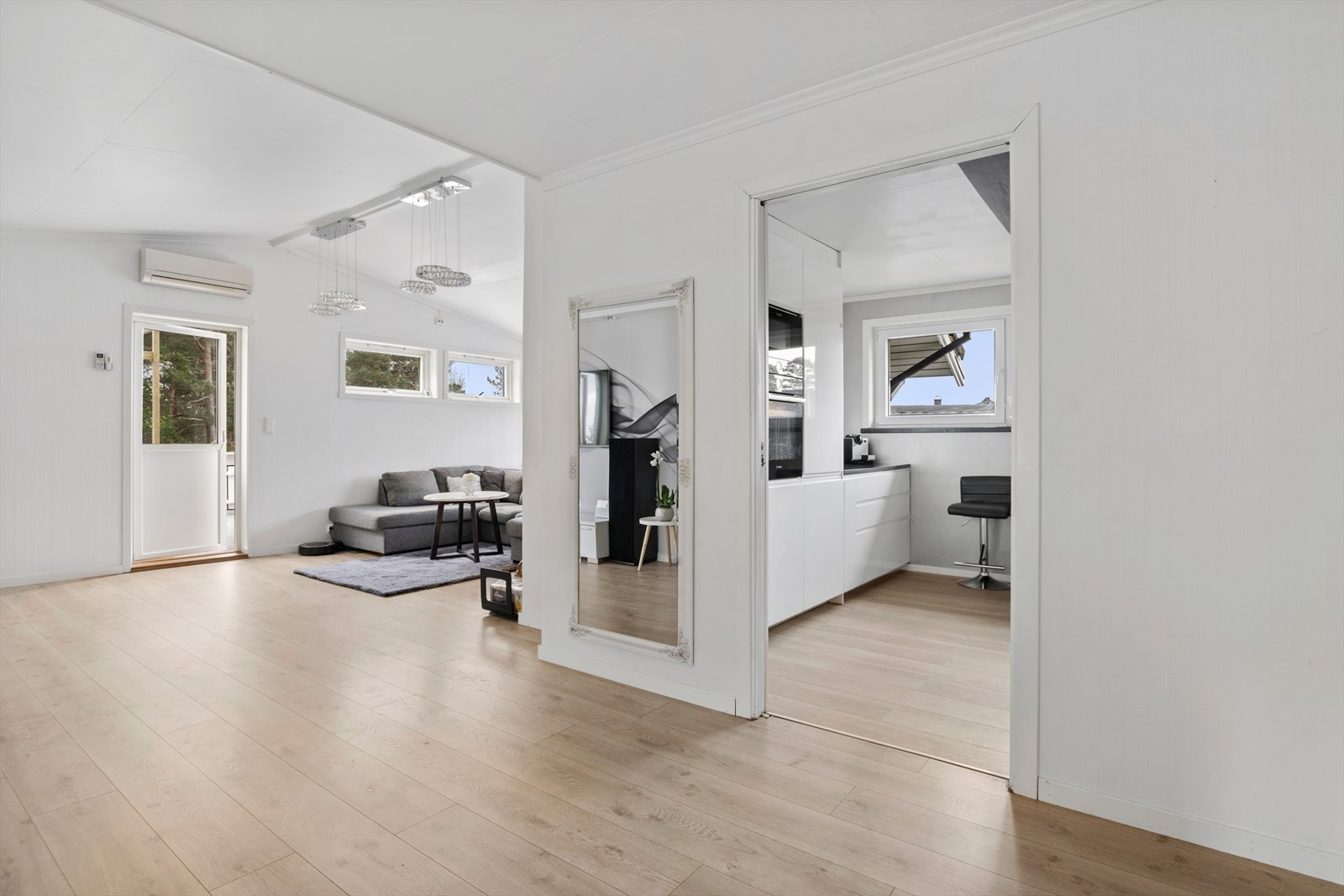 Kjøkkenet ligger i lukket løsning med tilkomst fra stue/gang. Galleribilde