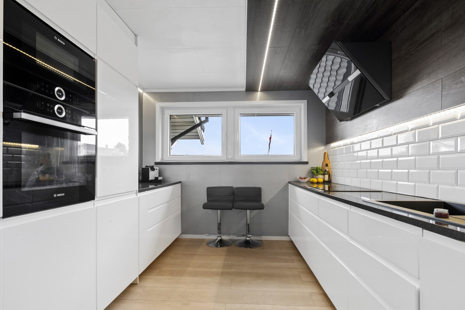 Da ble det oppgradert med en tidløs innredning fra IKEA med hvite høyglans fronter og benkeplate med sort vask. Galleribilde