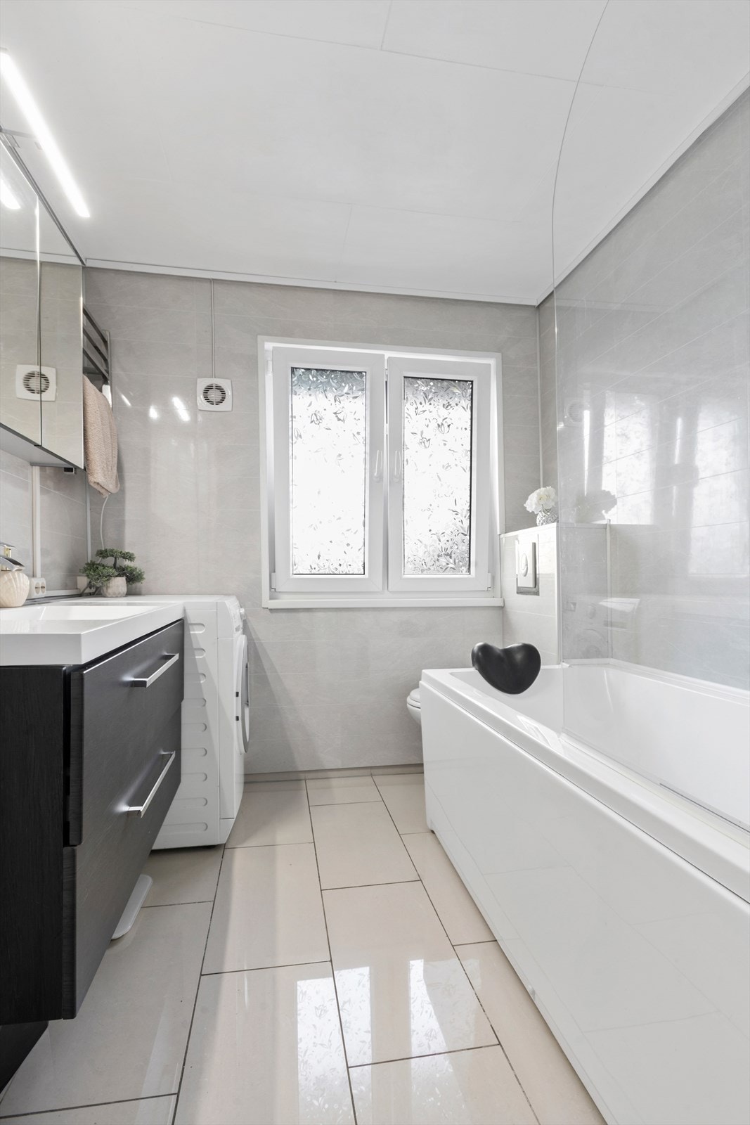 Badet har flislagt gulv med varmekabler og baderomsplater på vegger. Badet ble ifølge selger pusset opp i 2019 og fremstår som lekkert. Galleribilde