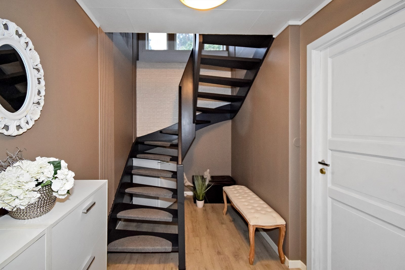 Hall/trapperom i u-etg. Galleribilde