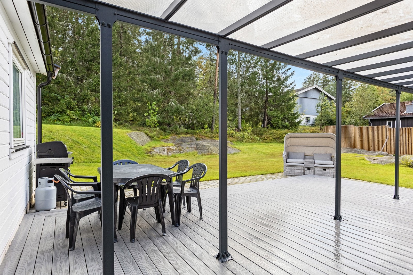 Terrassen oppleves meget usjenerende uten innsyn og med god distanse til nærmeste blokk. Galleribilde