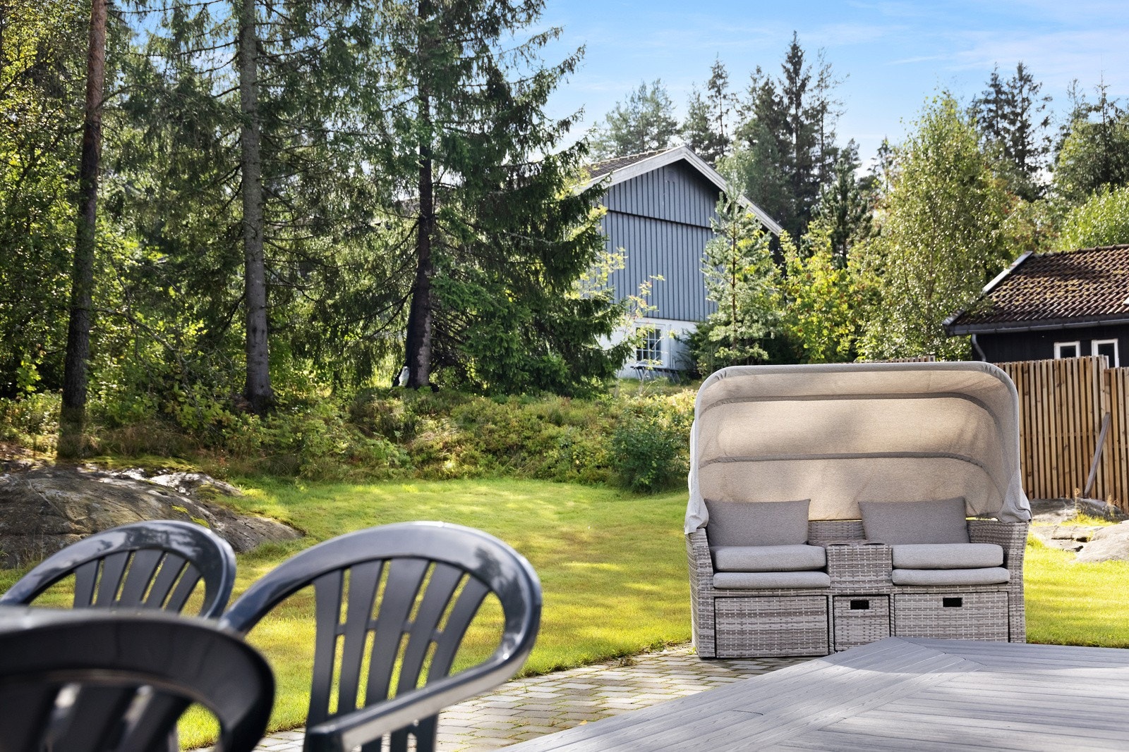 Fin uteplass med god distanse til nærmeste nabo. Galleribilde