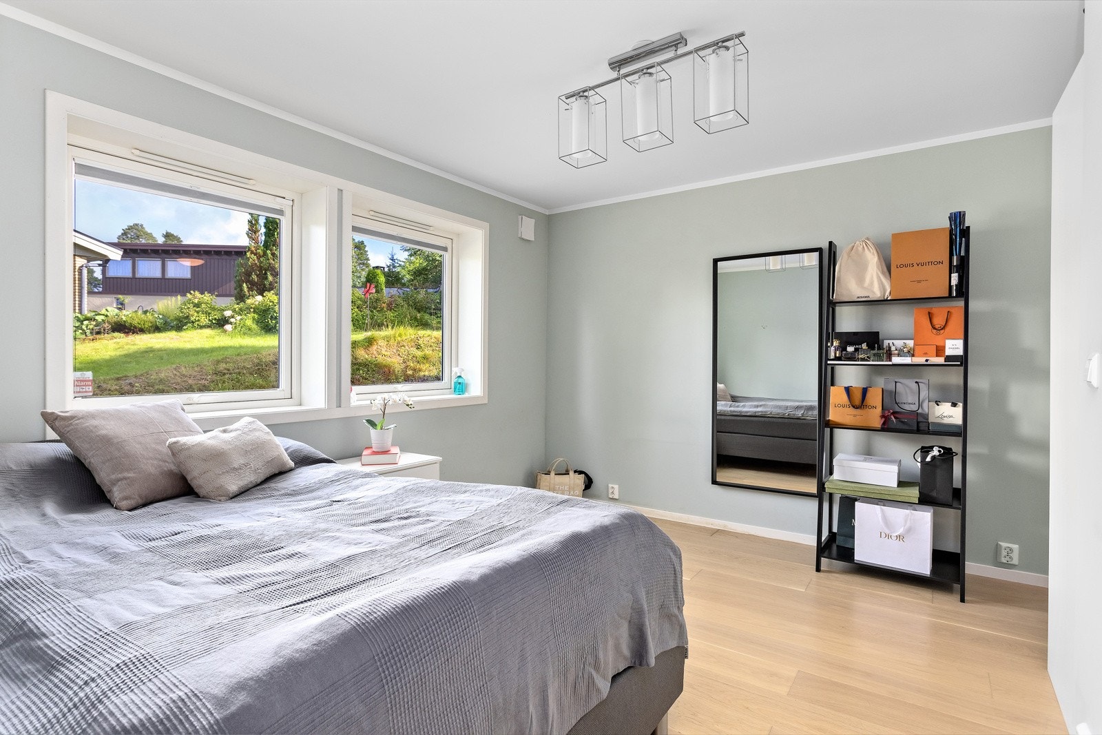 Stort soverom av generøs størrelse med god plass til dobbeltseng med tilhørende nattbord. Galleribilde