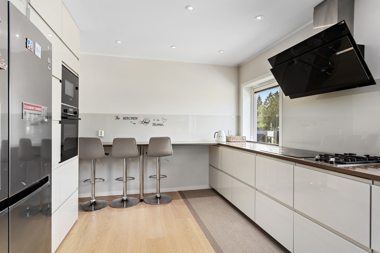 Flott kjøkken fra 2018 med mye skap- og benkeplass Galleribilde