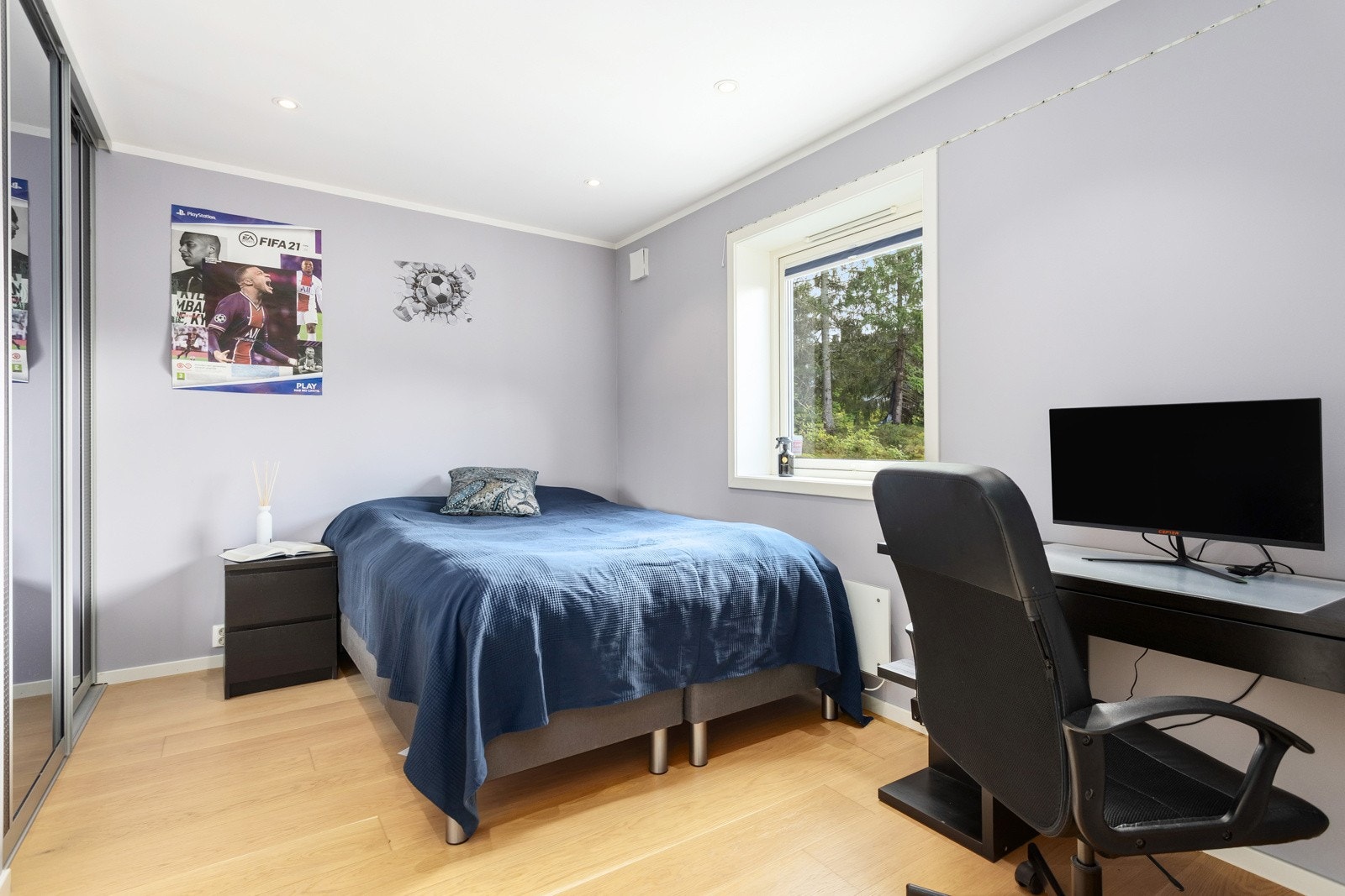 Romslig soverom med god plass til ullike innredningsmuligheter. Galleribilde