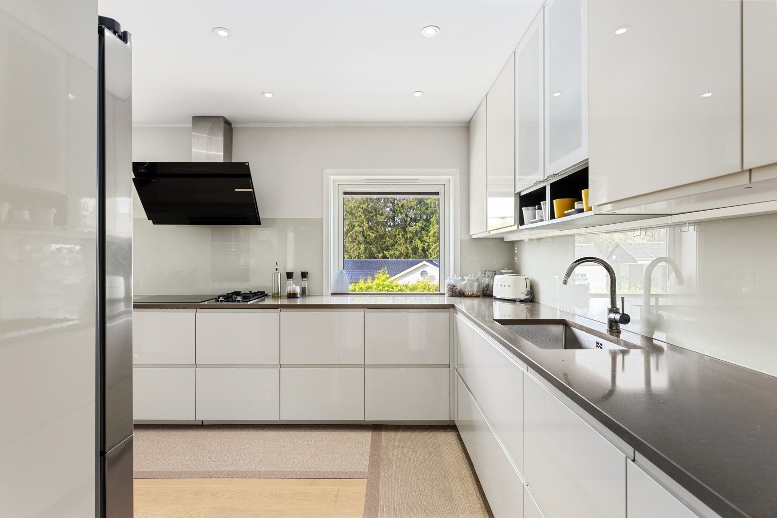 Glassplater på vegg over kjøkkenbenk. Galleribilde