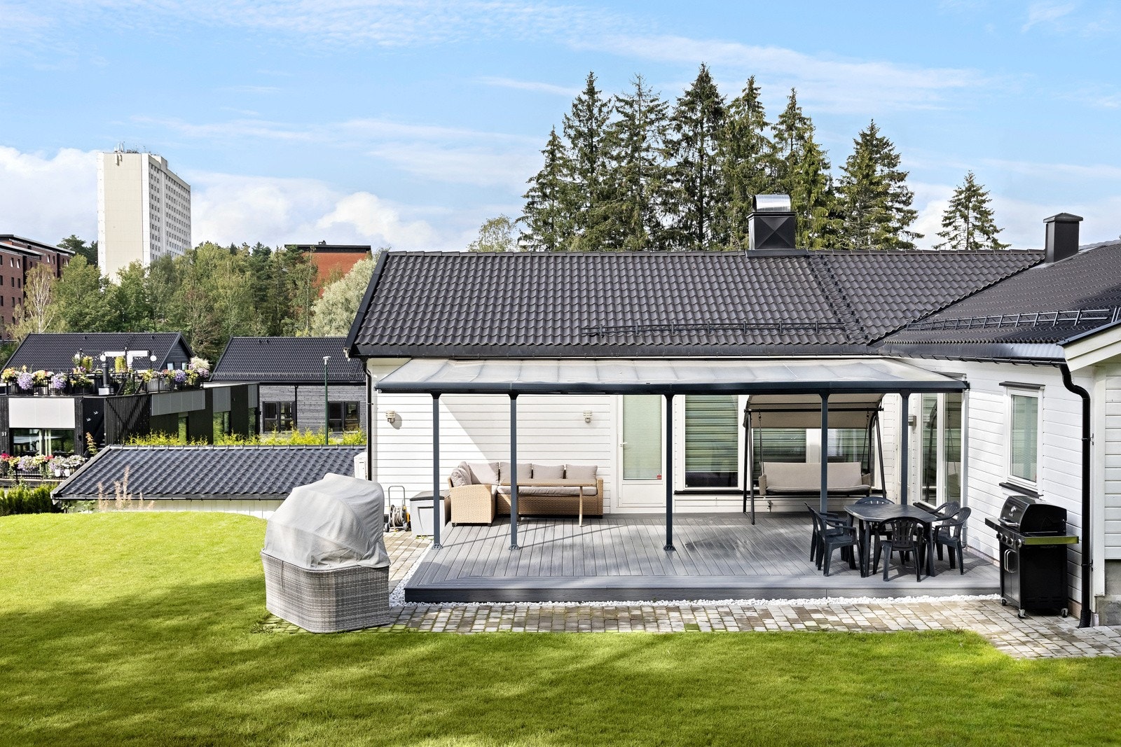 Tomten er opparbeidet med blant annet hellelagte gangarealer og gressplen. Galleribilde