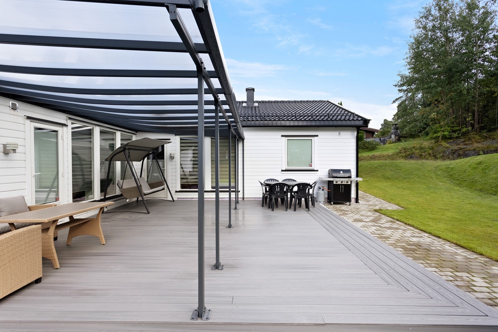 Terrassen oppleves meget usjenerende uten innsyn og med god distanse til nærmeste blokk. Galleribilde