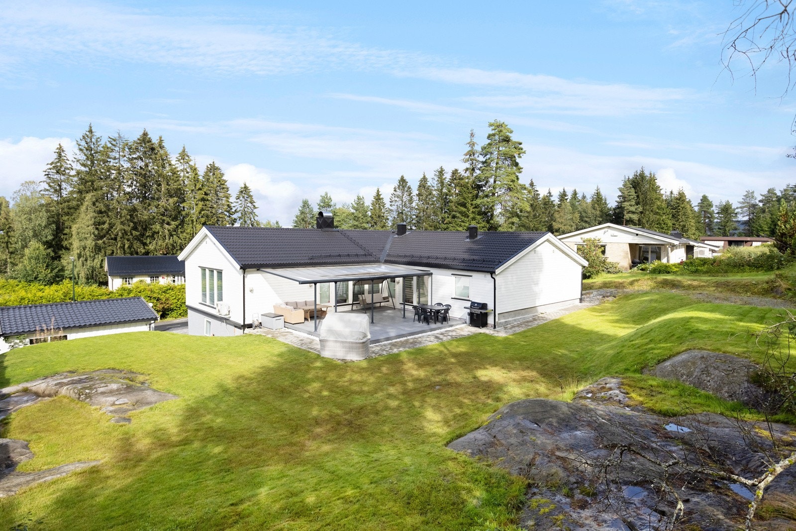 Gårdsplass opparbeidet med belegningstein. Galleribilde