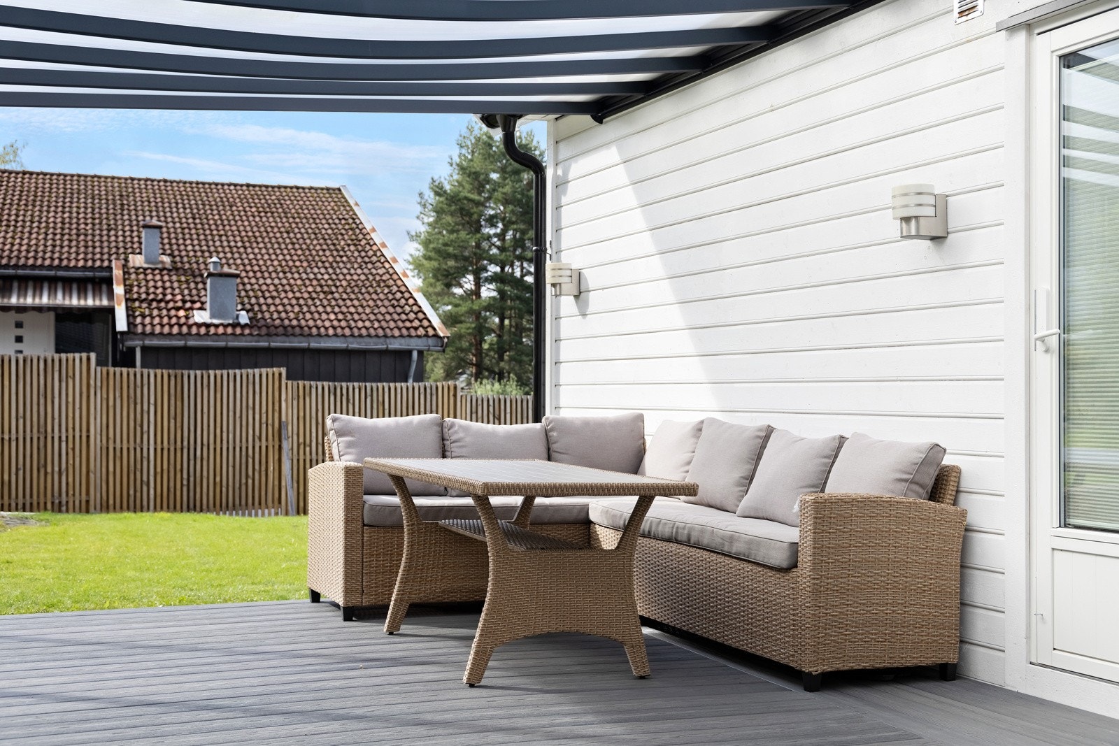 Terrassens store størrelse gir god plass til utemøbler og grill. Galleribilde