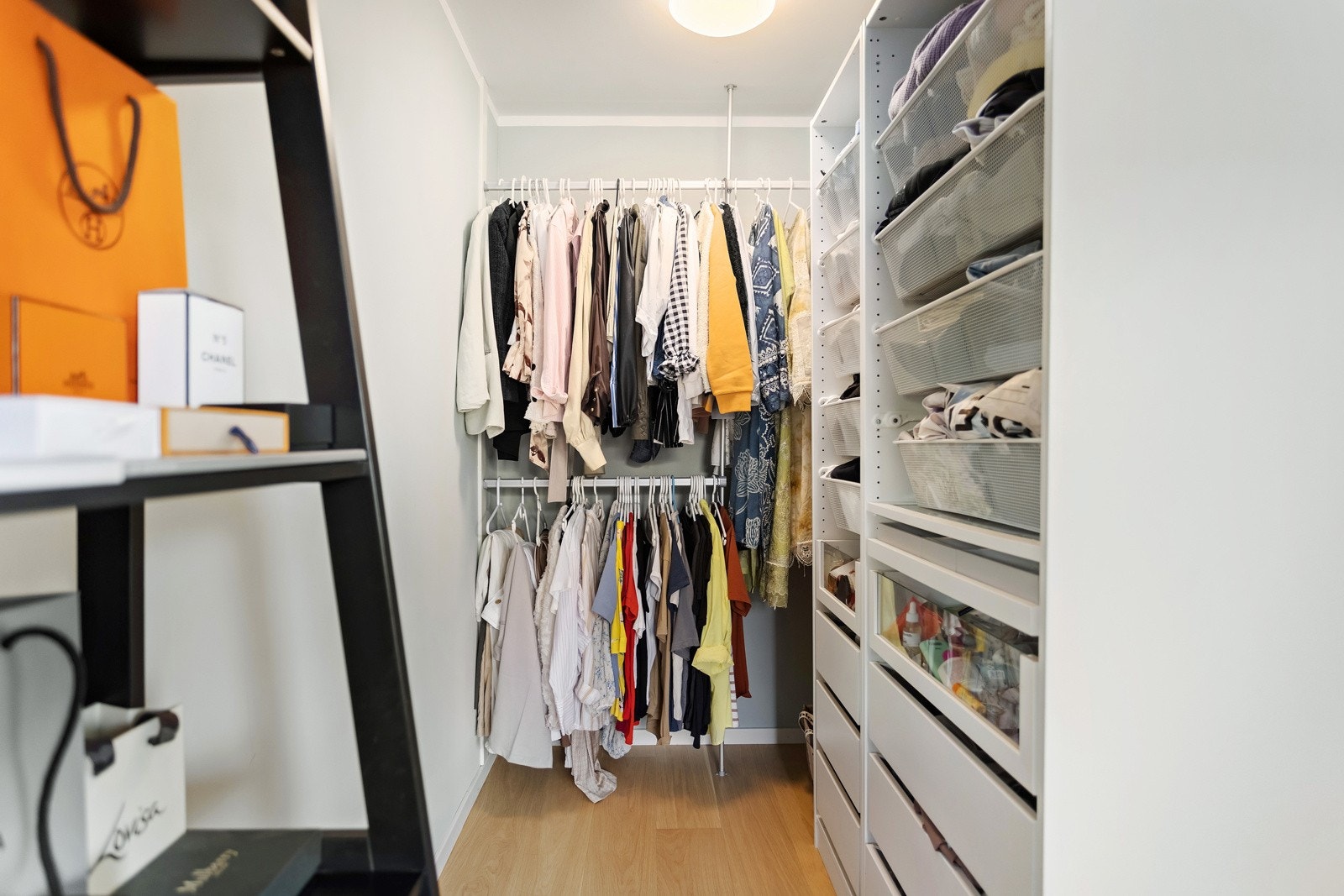 Soverommet har godt med lagringsplass. Galleribilde