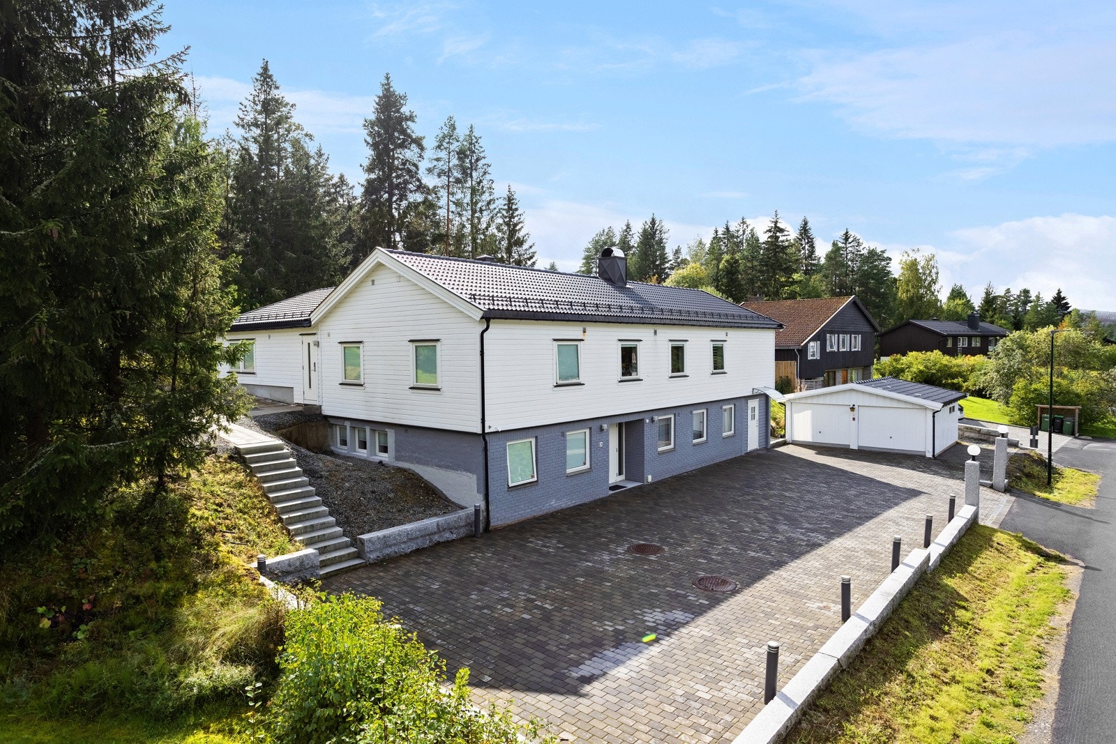 Boligen disponerer en dobbel garasje med el-lader. Galleribilde