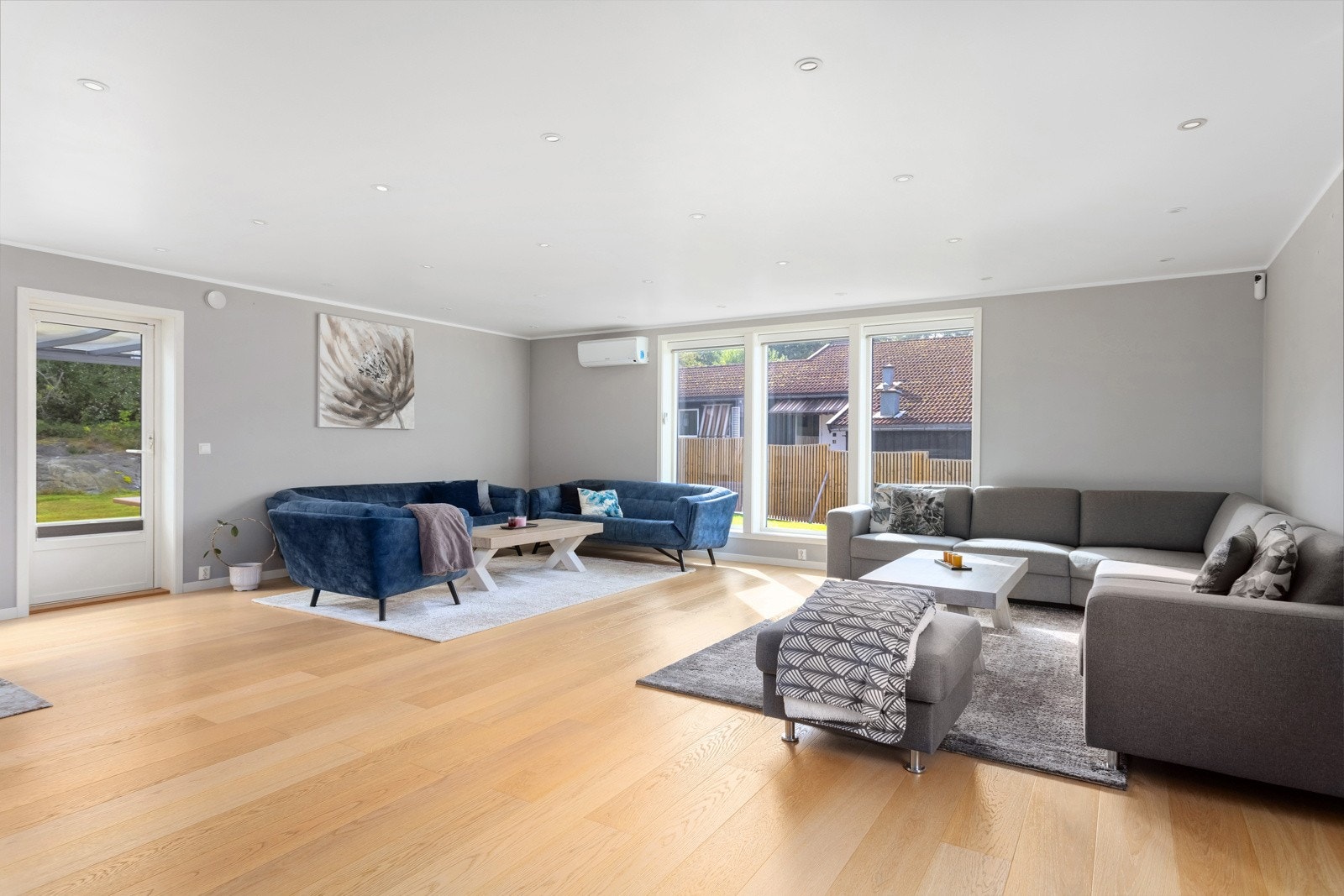 Lys og romslig stue, god plass for sofagruppe med tilhørende møblement og spisebord til flere gjester. Galleribilde