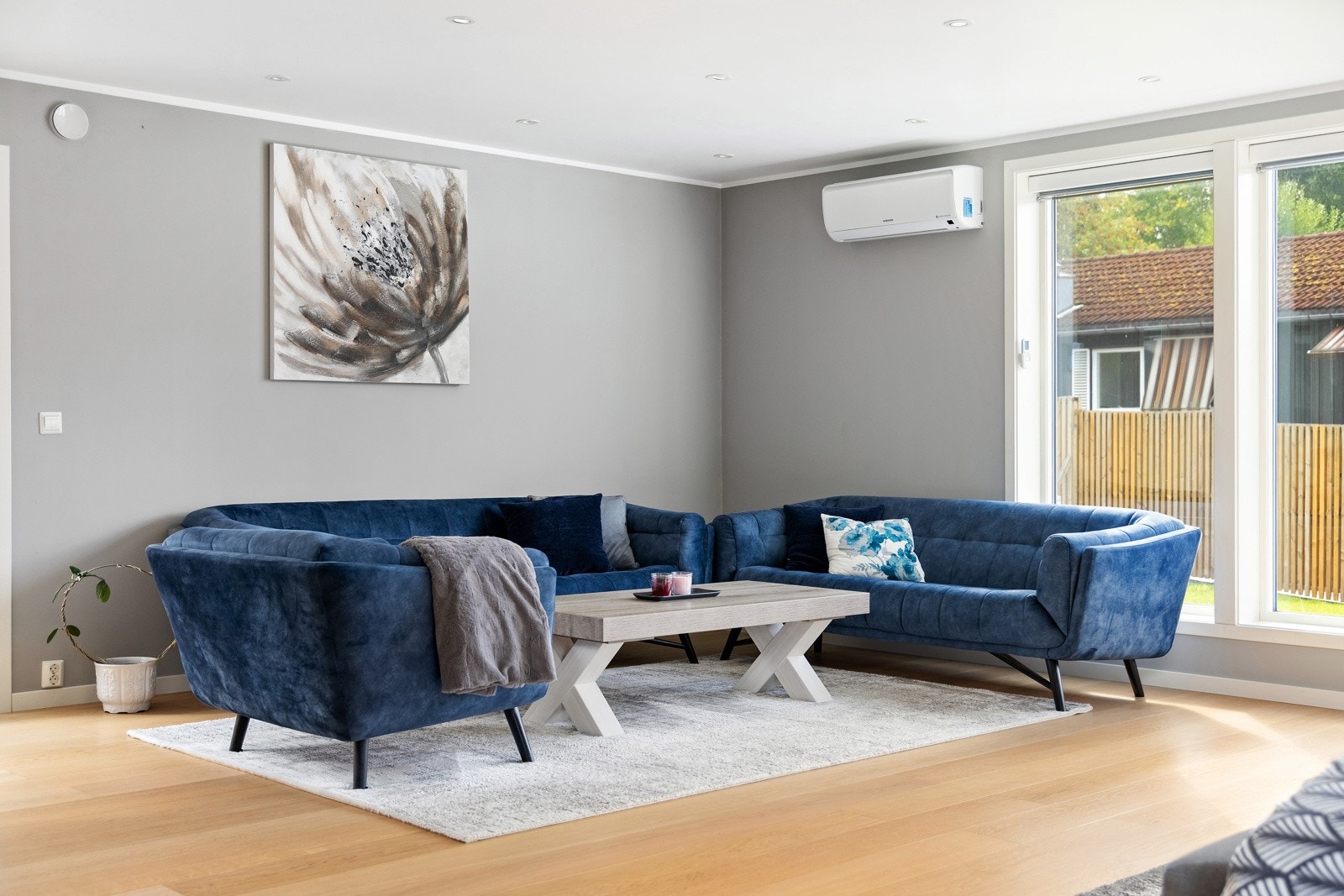 Rommet har store vindusflater som gir rikelig med lys og skaper en trivelig atmosfære. Galleribilde