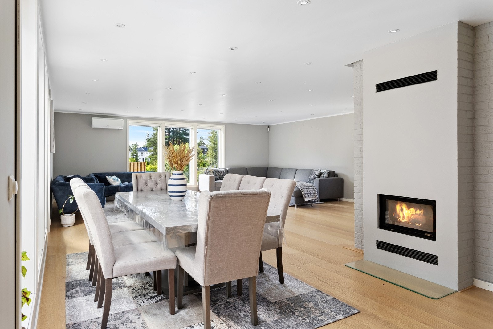 Stuens romslige størrelse gir god plass til et romslig spisebord. Her kan venner og familie samles til alle døgnets måltider. Galleribilde