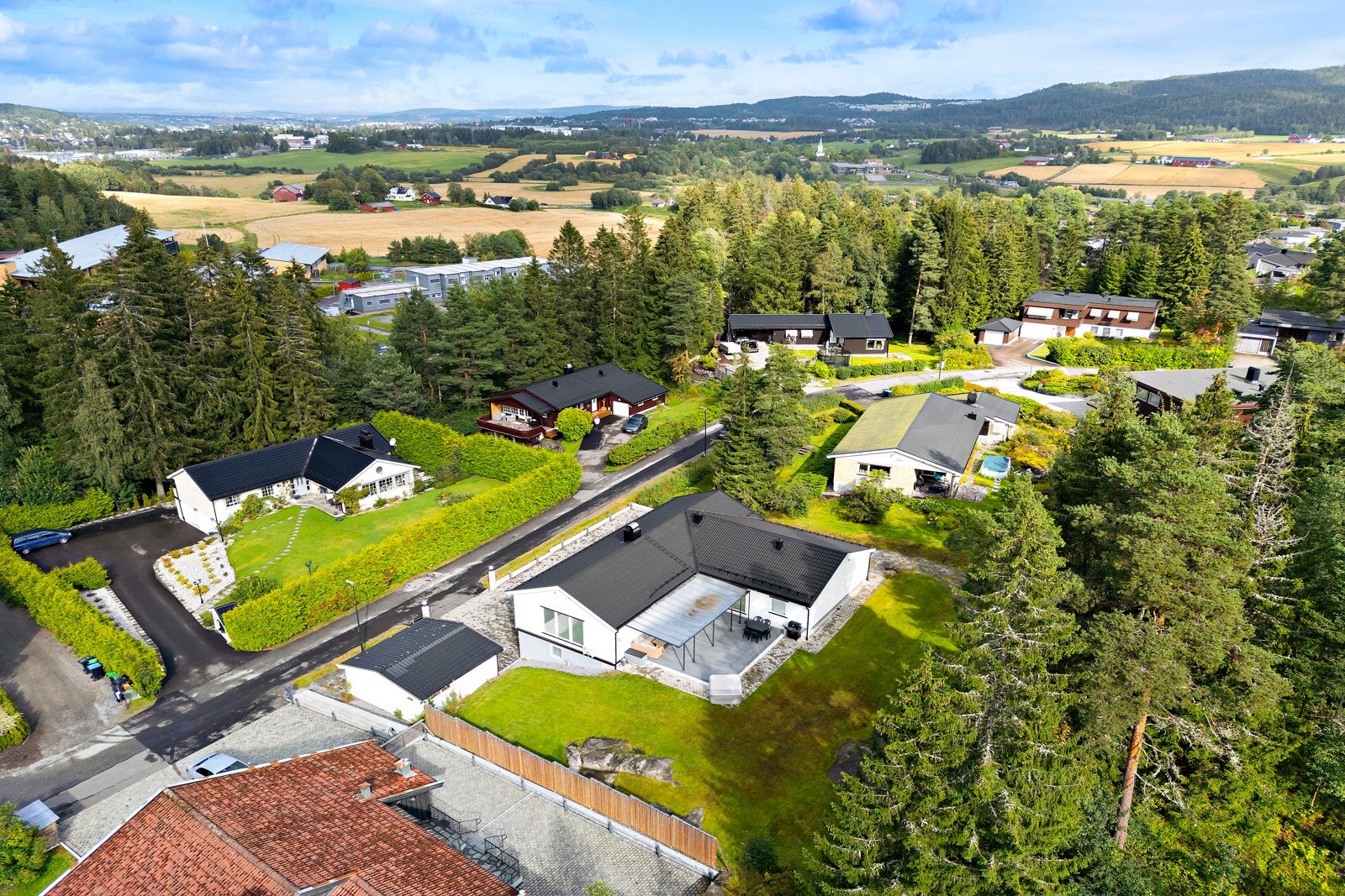 Boligen har en tomt på 1156 kvm. Galleribilde