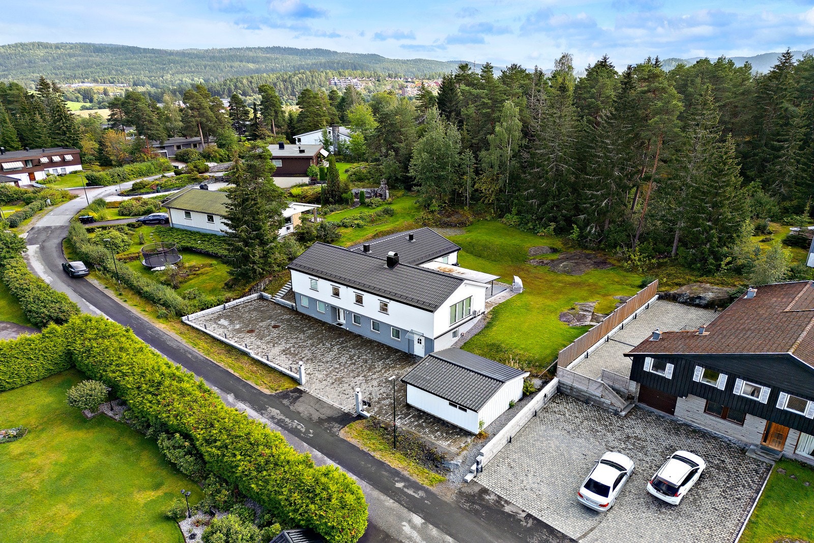 Boligen har en tomt på 1156 kvm. Galleribilde