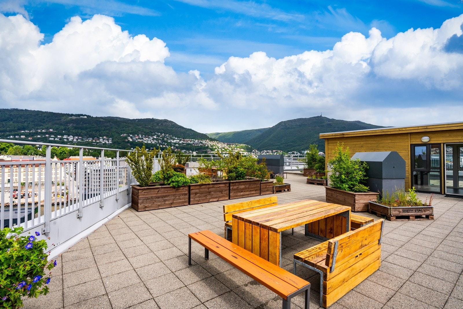 - Sameiet har gode fellesarealer med garasjeanlegg, sykkelparkering og to takterrasser. Terrassene er møblert med utemøbler, har fin utsikt og tilbyr grill som kan leies - Galleribilde