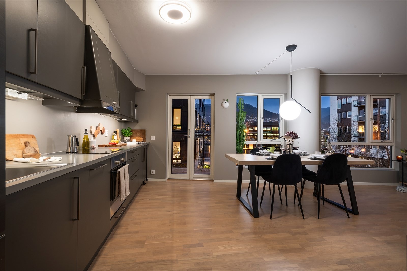 - Inne møter vi en lys og moderne leilighet på 53 m² (BRA-I) - Galleribilde