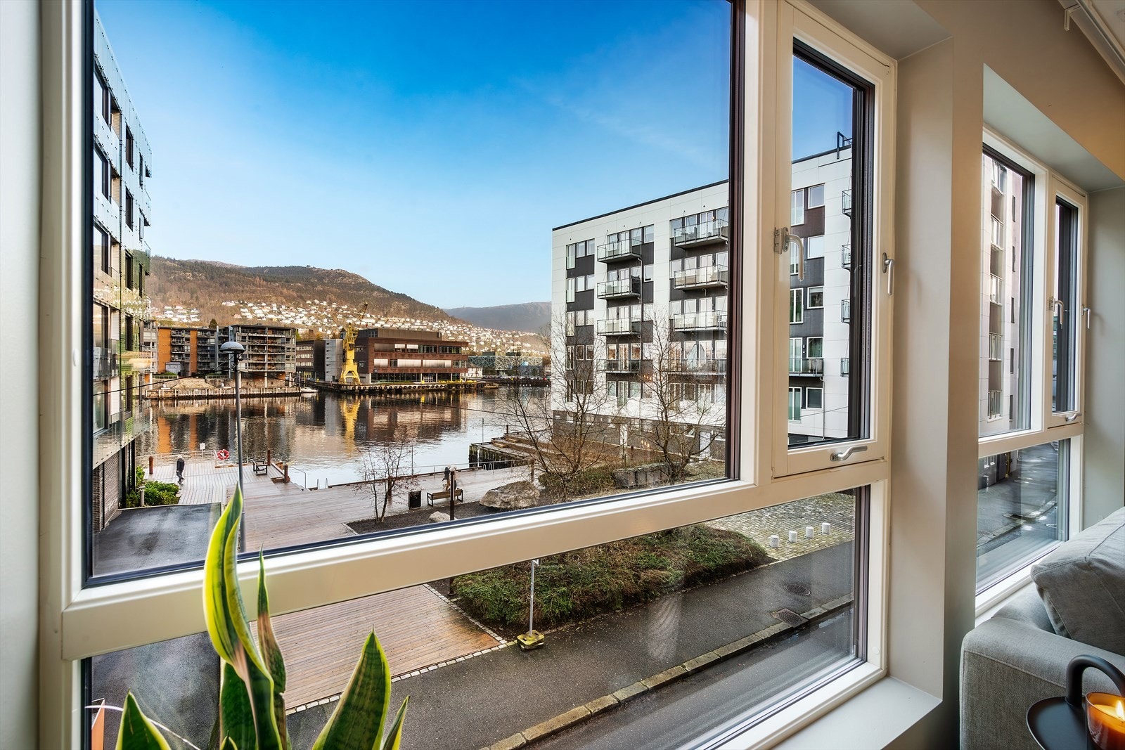 - Like utenfor har du også en fantastisk brygge, enten for bading eller for kveldsturen langs hele sundet - Galleribilde
