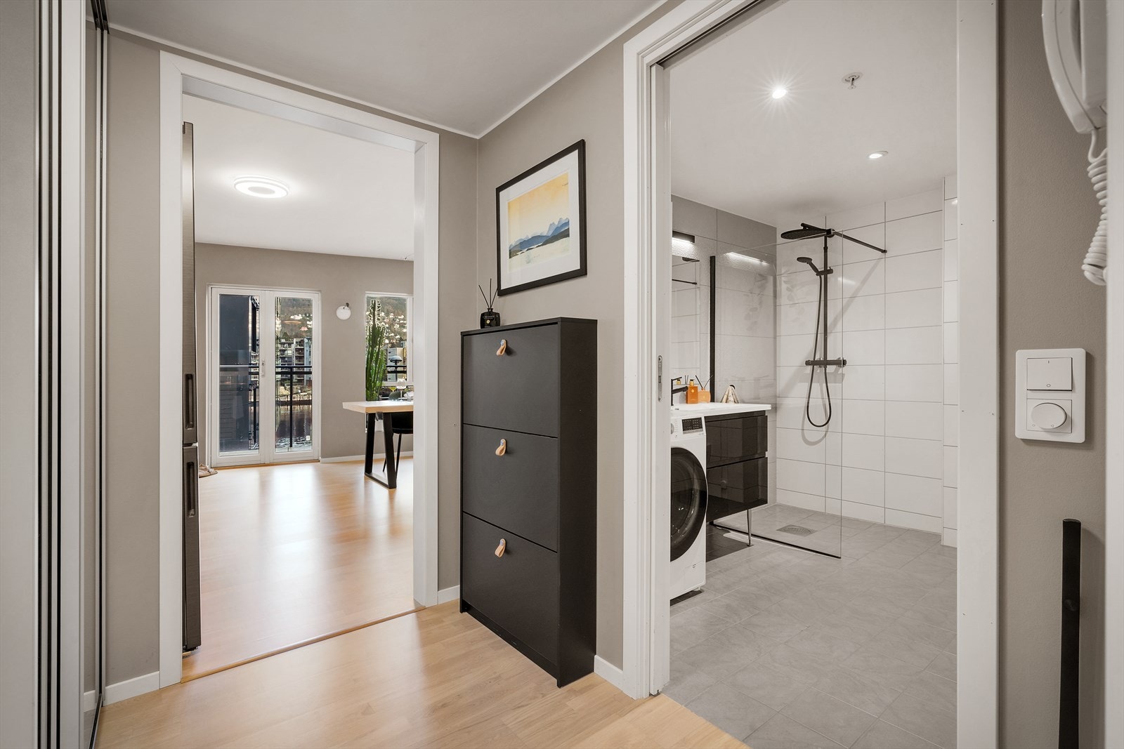 - Lys og innbydende entré på 4,1 m² med parkettgulv - Galleribilde