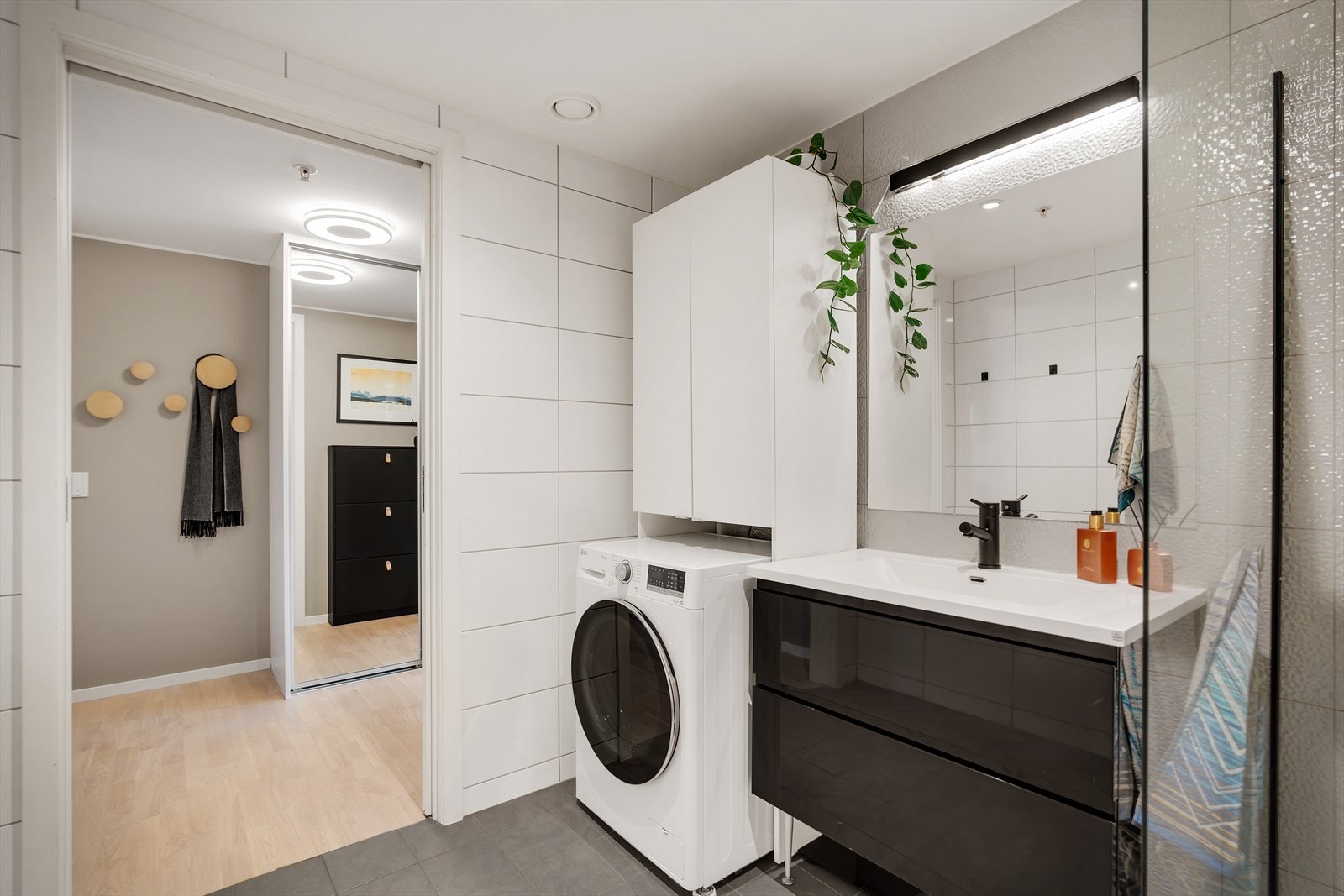 - God belysning med innfelte downlights i himling - Galleribilde
