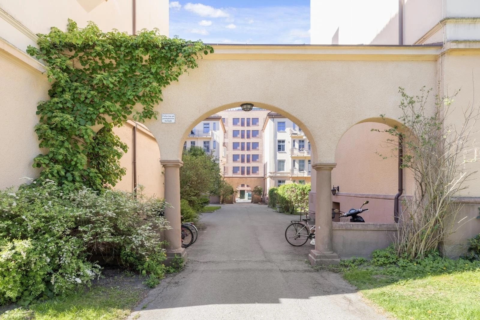 Inngang til bakgården, hvor du kan låse sykkelen inn i sykkelskuret. Galleribilde