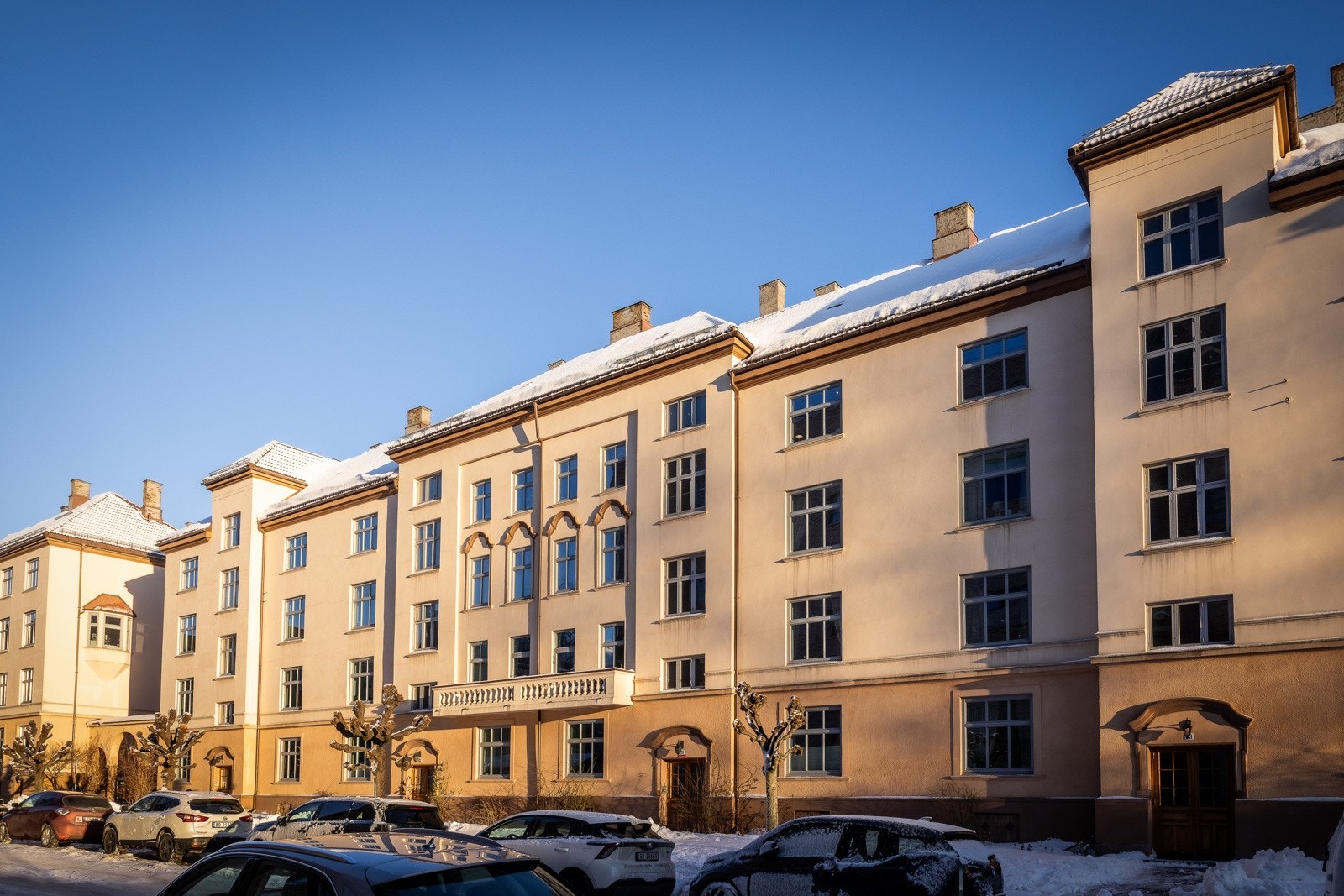 Beliggende i byggets toppetasje i en ærverdig bygård. Galleribilde