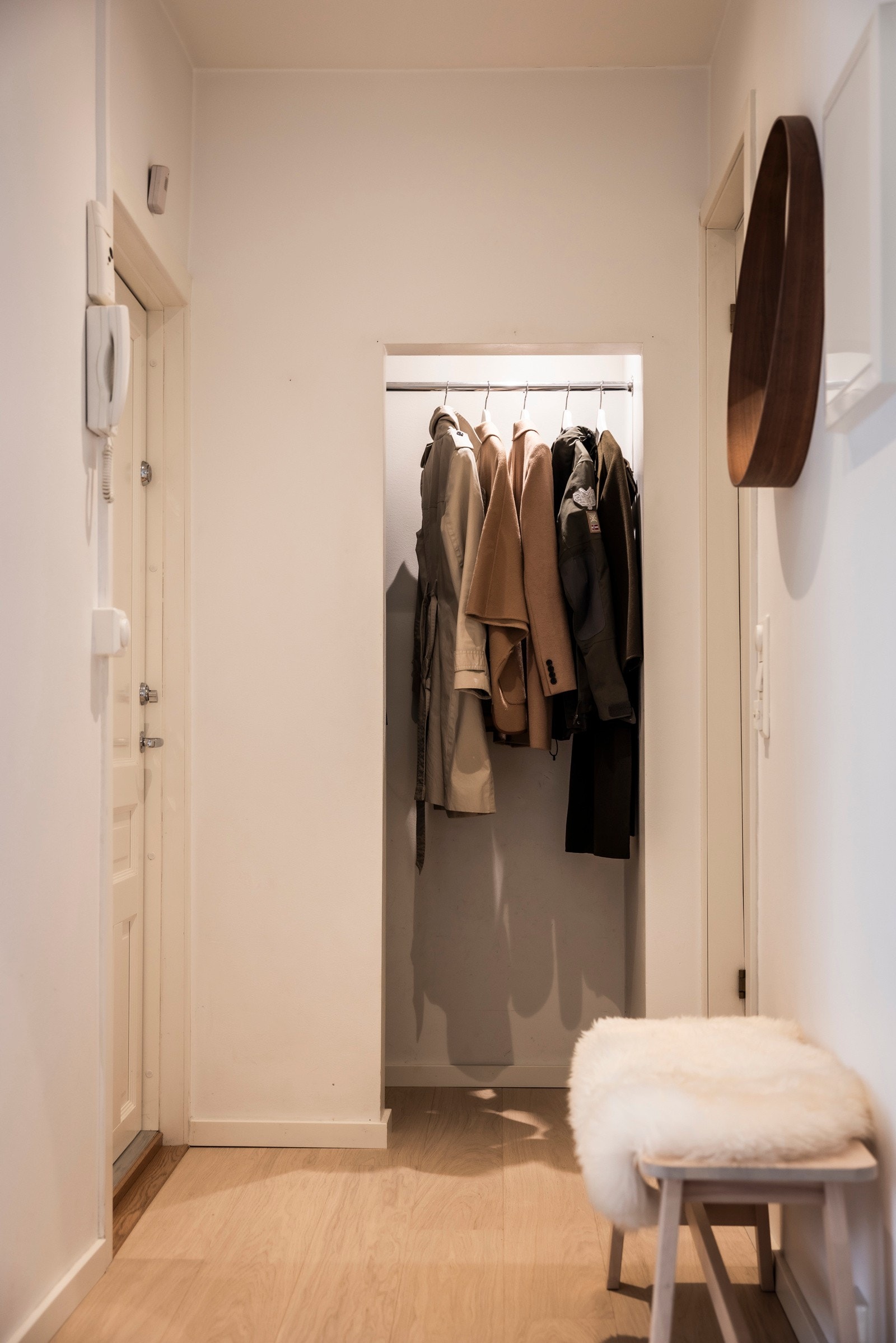 I tilknytning til entréen ligger et praktisk garderoberom. Galleribilde