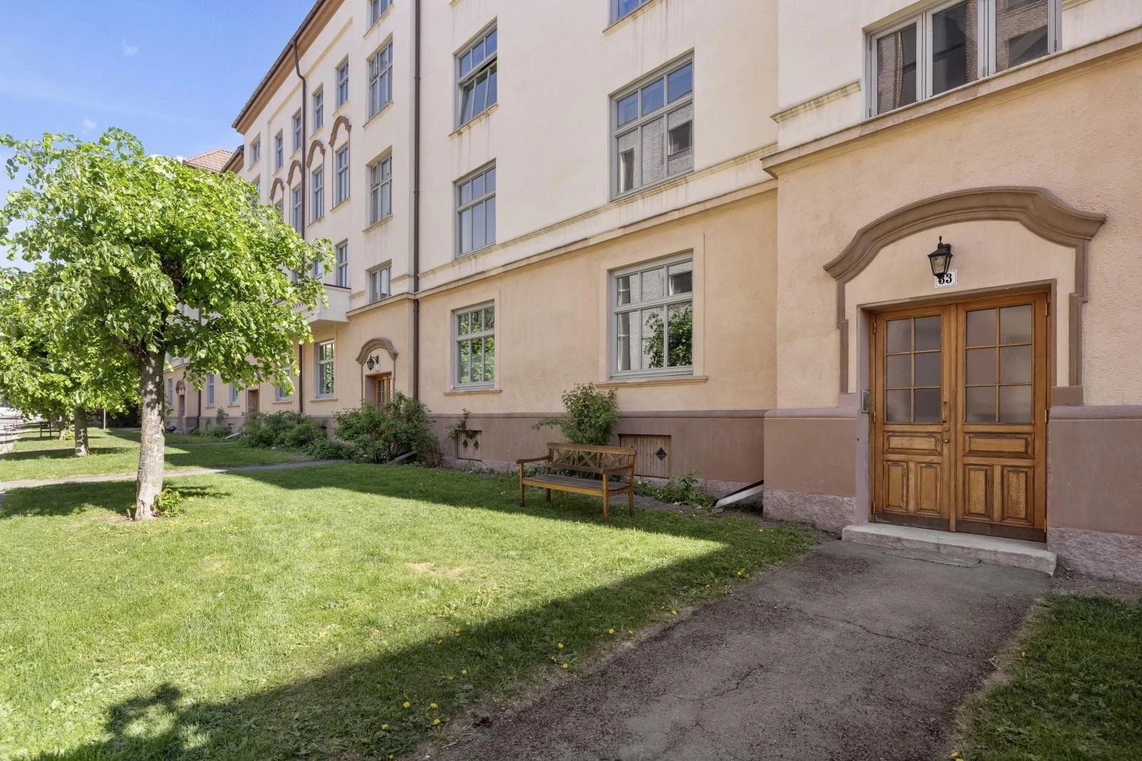 Inngangsparti mot gaten på sommeren. Galleribilde