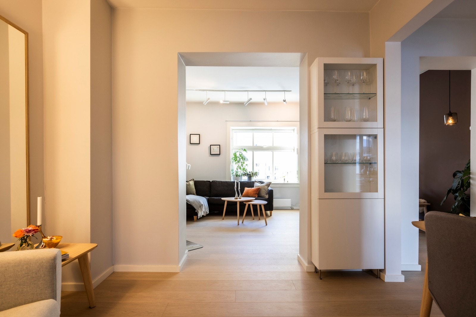 De store vindusflatene og den gjennomgående planløsningen sikrer gode lysinnslipp. Galleribilde