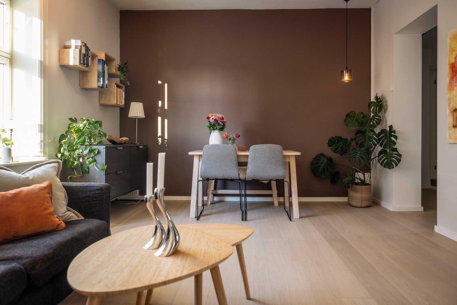 I stuen er det god plass til å innrede med sofa, bord, multimedia og spisebord. Galleribilde