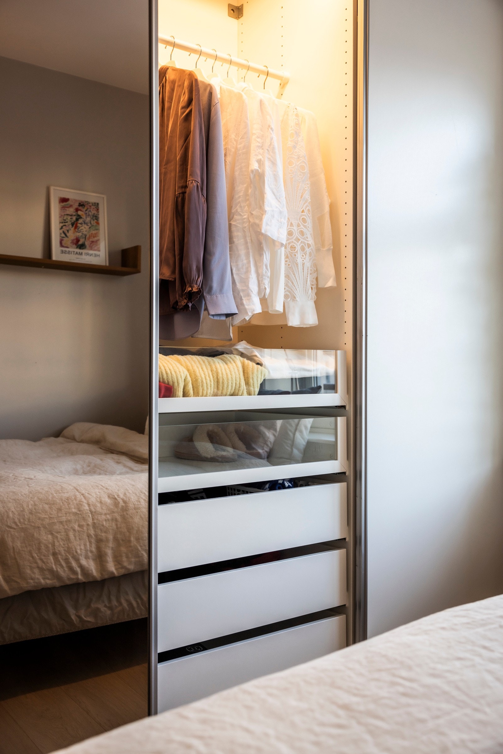 Stor skyvedørsgarderobe ivaretar lagringsplassen. Galleribilde