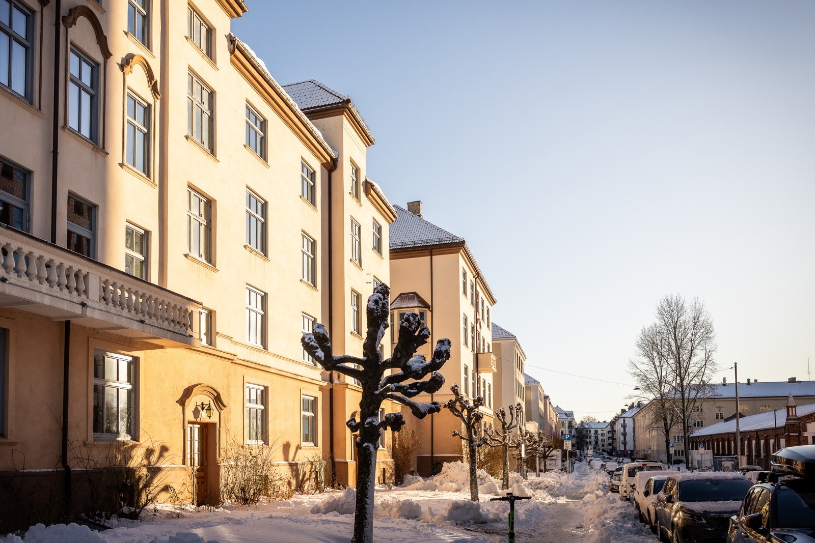 Eiendommen ligger i en skjermet og rolig gate men likevel svært sentralt til med nærhet til alle bymessige fasiliteter. Galleribilde