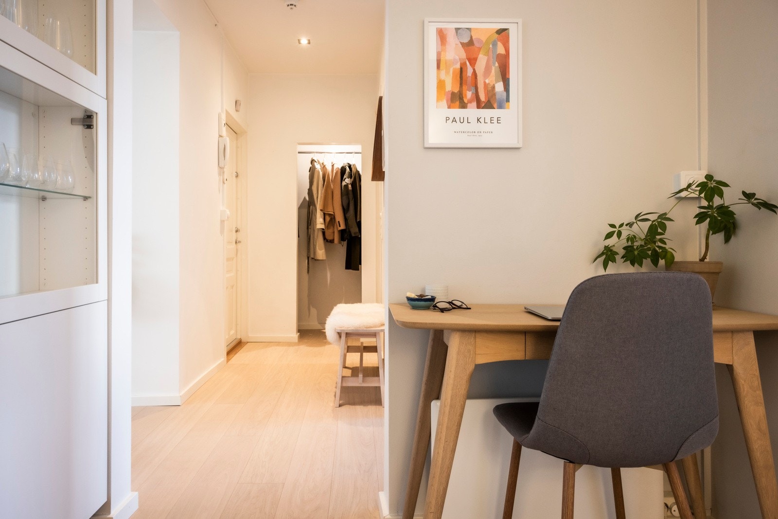 Fra forstuen inn mot entréen. Galleribilde