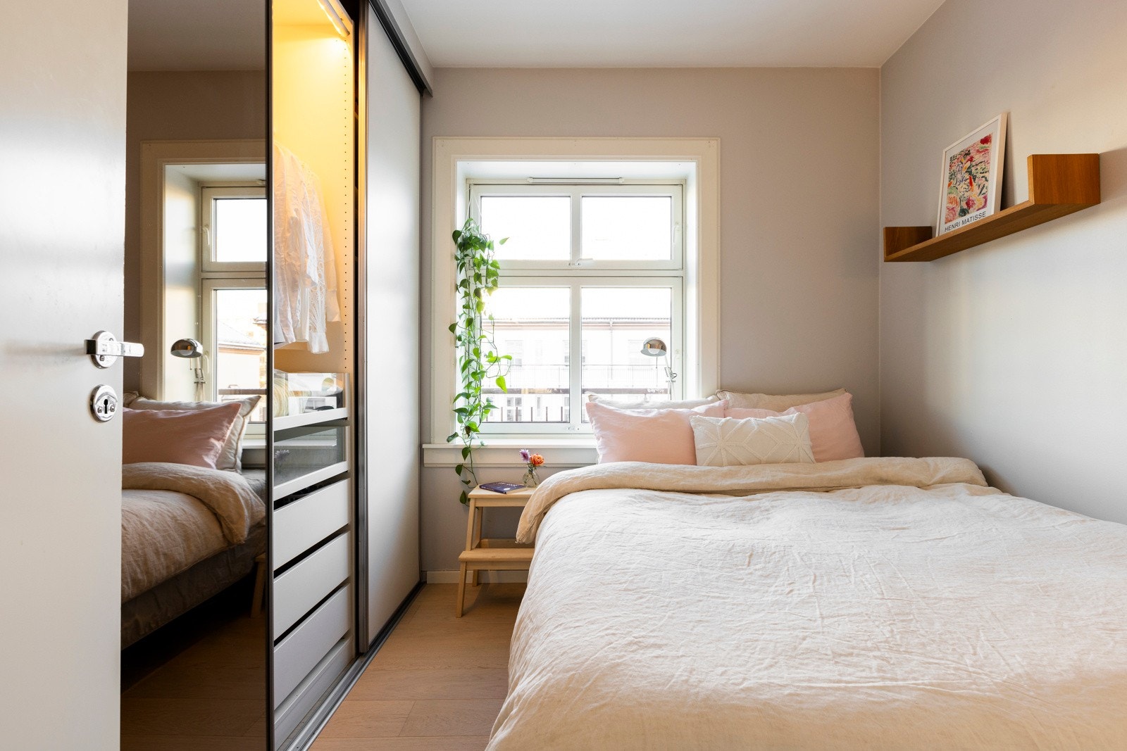 Luftig soverom vendt mot bakgård med god plass til dobbeltseng. Galleribilde