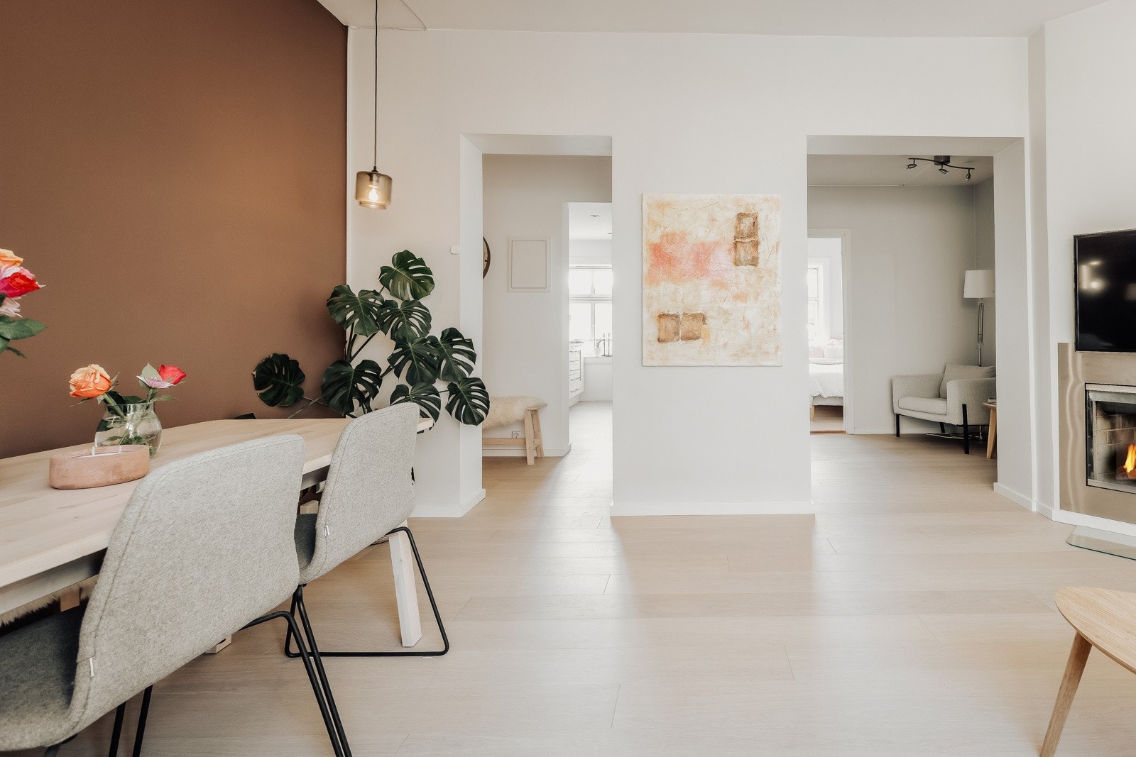 Gjennomgående planløsning med 1-stavs eikeparkett fra 2021. Galleribilde