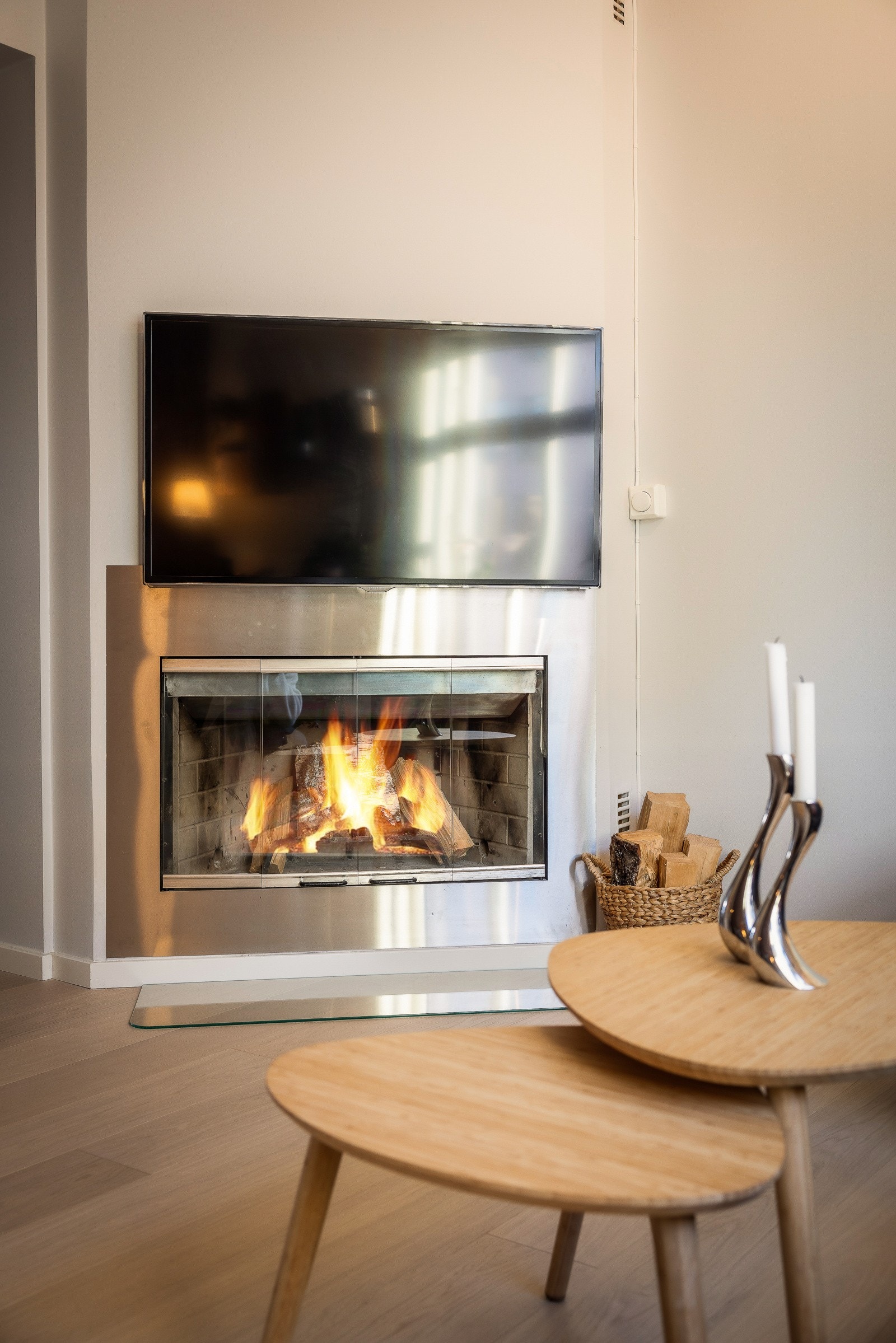 I hjørnet av stuen er det en vedfyrt peis som gir godt med varme og skaper en god atmosfære. Galleribilde