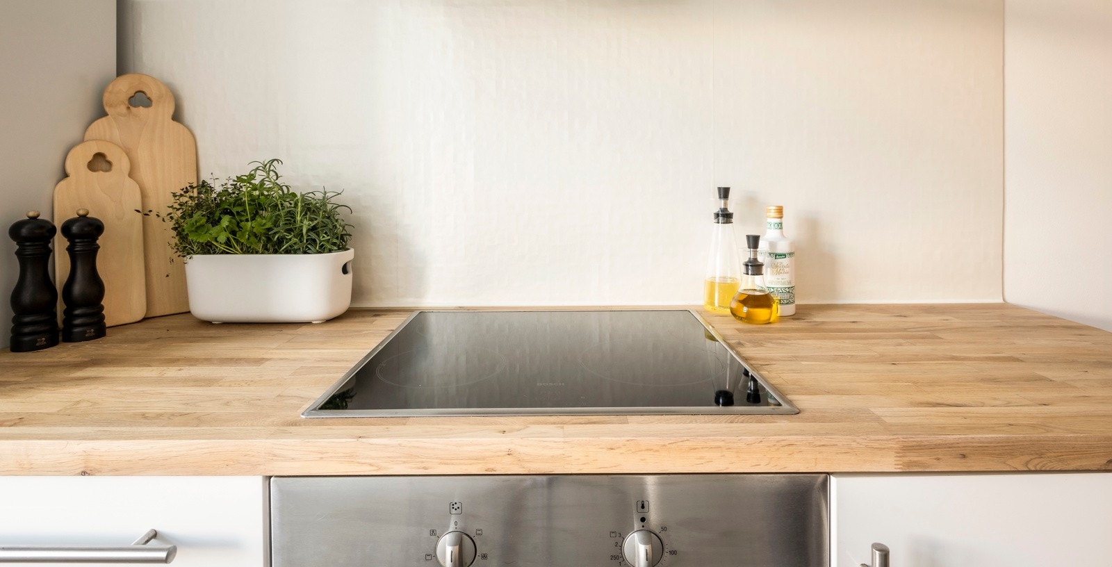 Hvitevarer består av induksjonstopp, integrert komfyr, oppvaskmaskin og vaskemaskin og kjøl/frys. Galleribilde