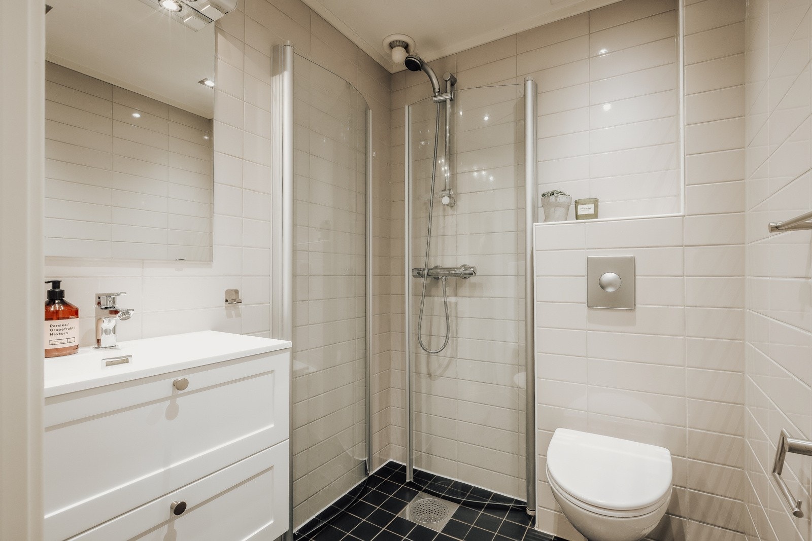 Fint bad med varmekabler i gulv, downlights og avtrekk. Galleribilde