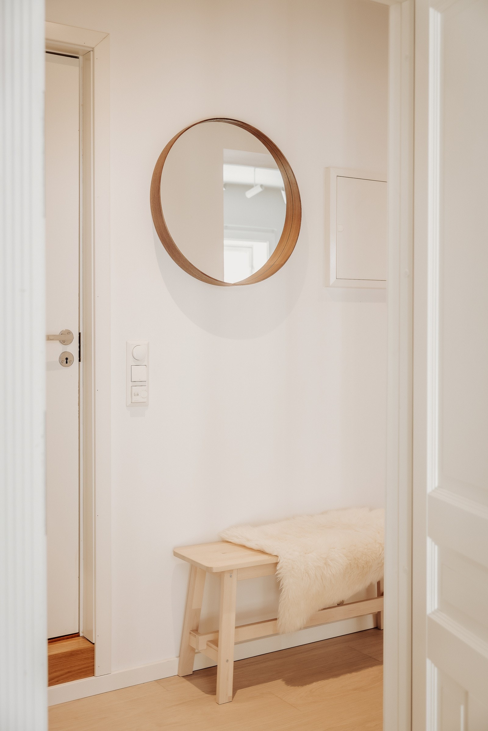 Det medfølger/disponeres kjellerbod på ca. 9 kvm. og loftsbod på ca. 3 kvm. (5 kvm. gulvareal). Galleribilde