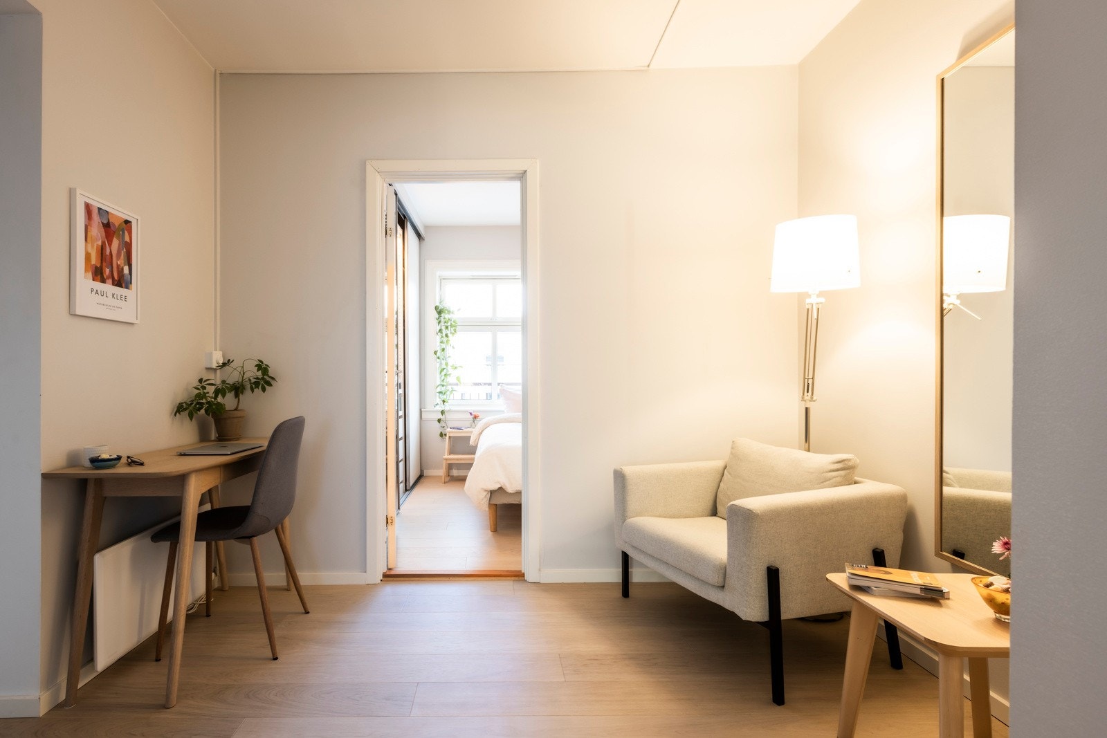 Koselig forstue som kan benyttes som kontor, oppbevaring eller lesekrok Galleribilde