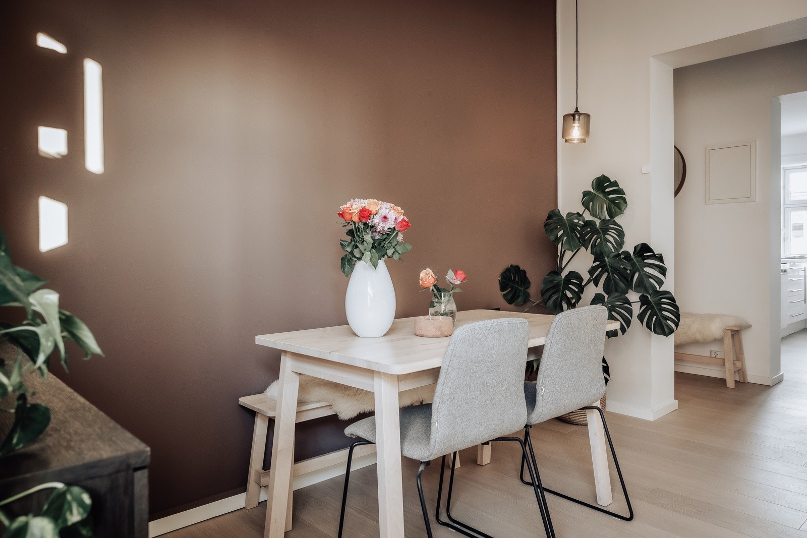 Naturlig plass til spisebord i den ene enden. Galleribilde