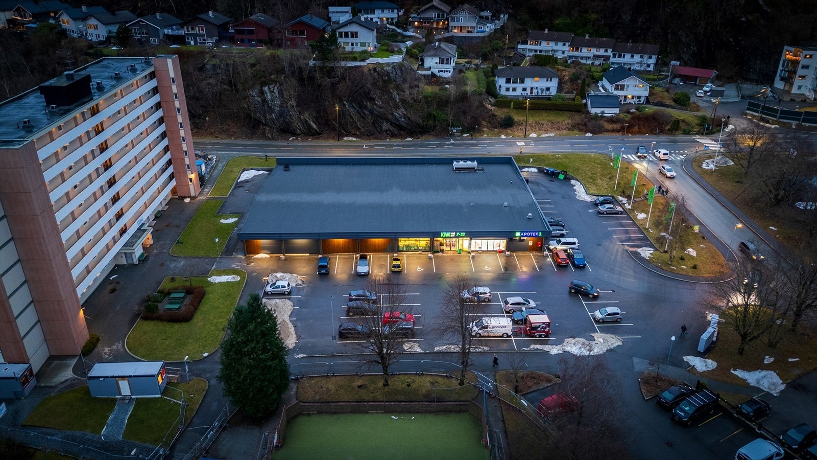 For de som ønsker det er det ledig parkeringsplass for leie like ved blokken hvor det også er muligheter for lading av el-bil. Ventetid for å få garasjeplass er 1-2 år. Galleribilde