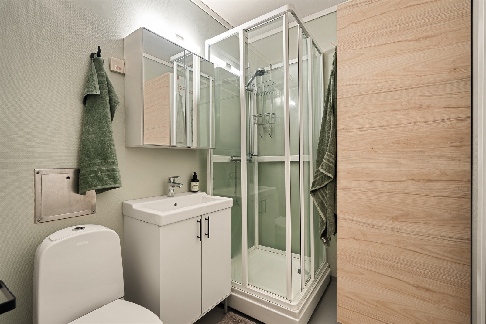 Badet er fra byggeår med malte veggflater og himling, mens gulvet er belagt med gulvbelegg. Det er ikke varmekabler. Galleribilde