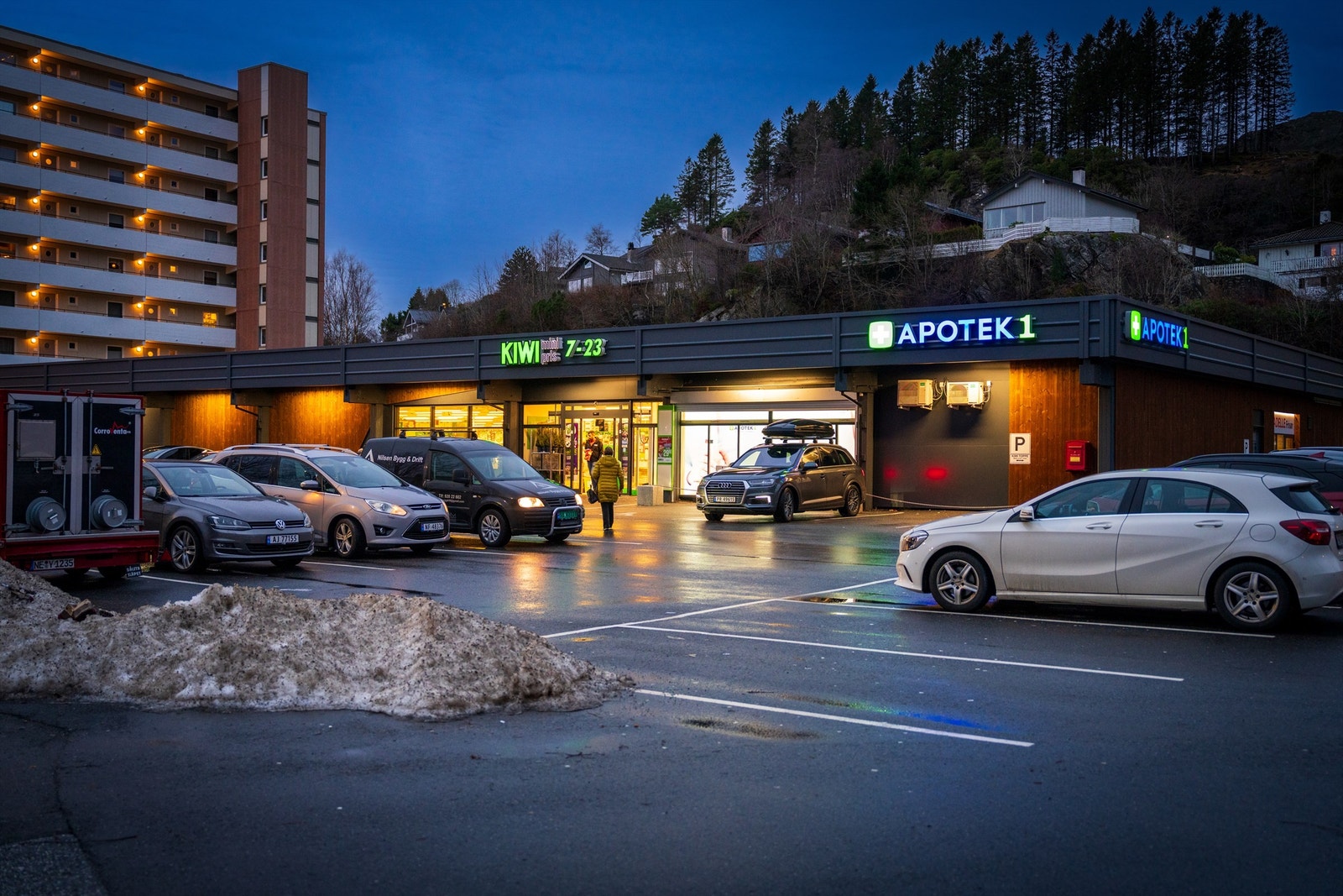 Både Kiwi og apotek 1 ligger like ved borettslaget, og Rema 1000 finner du i Marikollen. Kort vei også til busstopp med gode bussforbindelser. Galleribilde